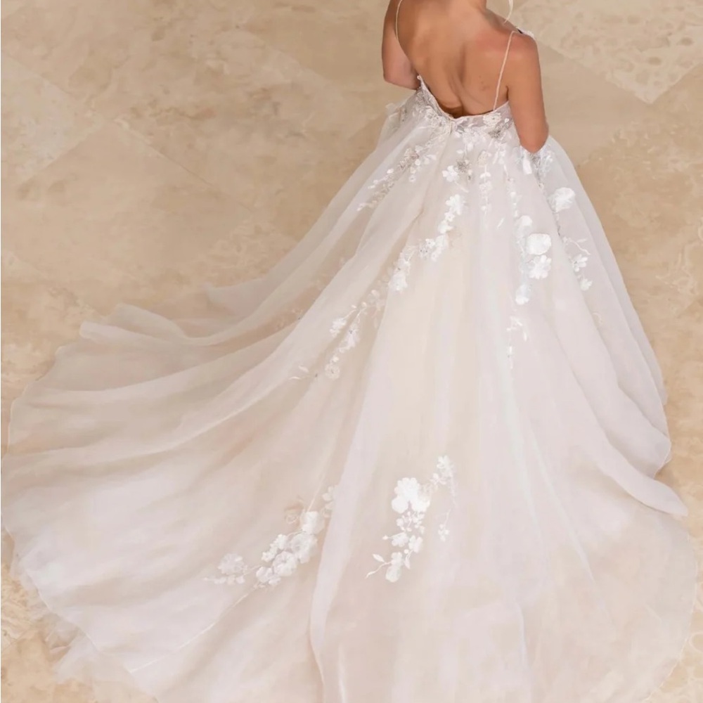 Liz Martinez SS 2023 Maria Wedding dress. A line Silk organza with 3D appliqué. - Picture 3 of 11